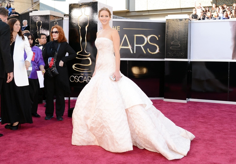 jlaw_events_24feb2013_academyawardsredcarpet_140.jpg