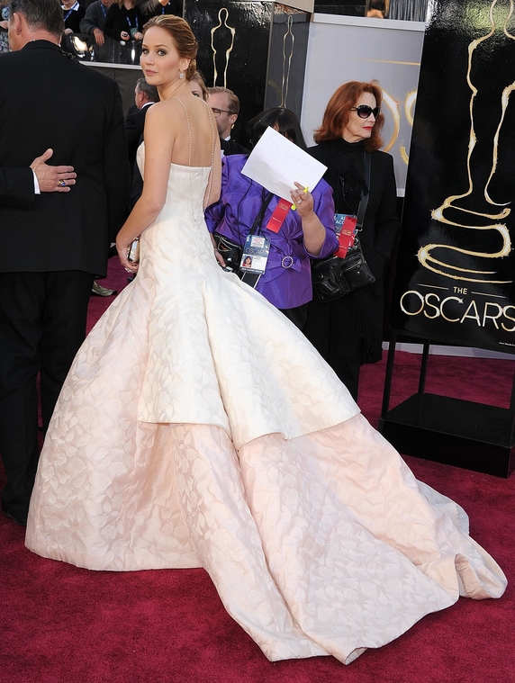 jlaw_events_24feb2013_academyawardsredcarpet_147.jpg