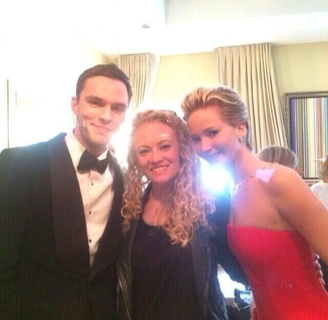 March_22C_2014_-_Jen_with_friends_before_the_oscars.png