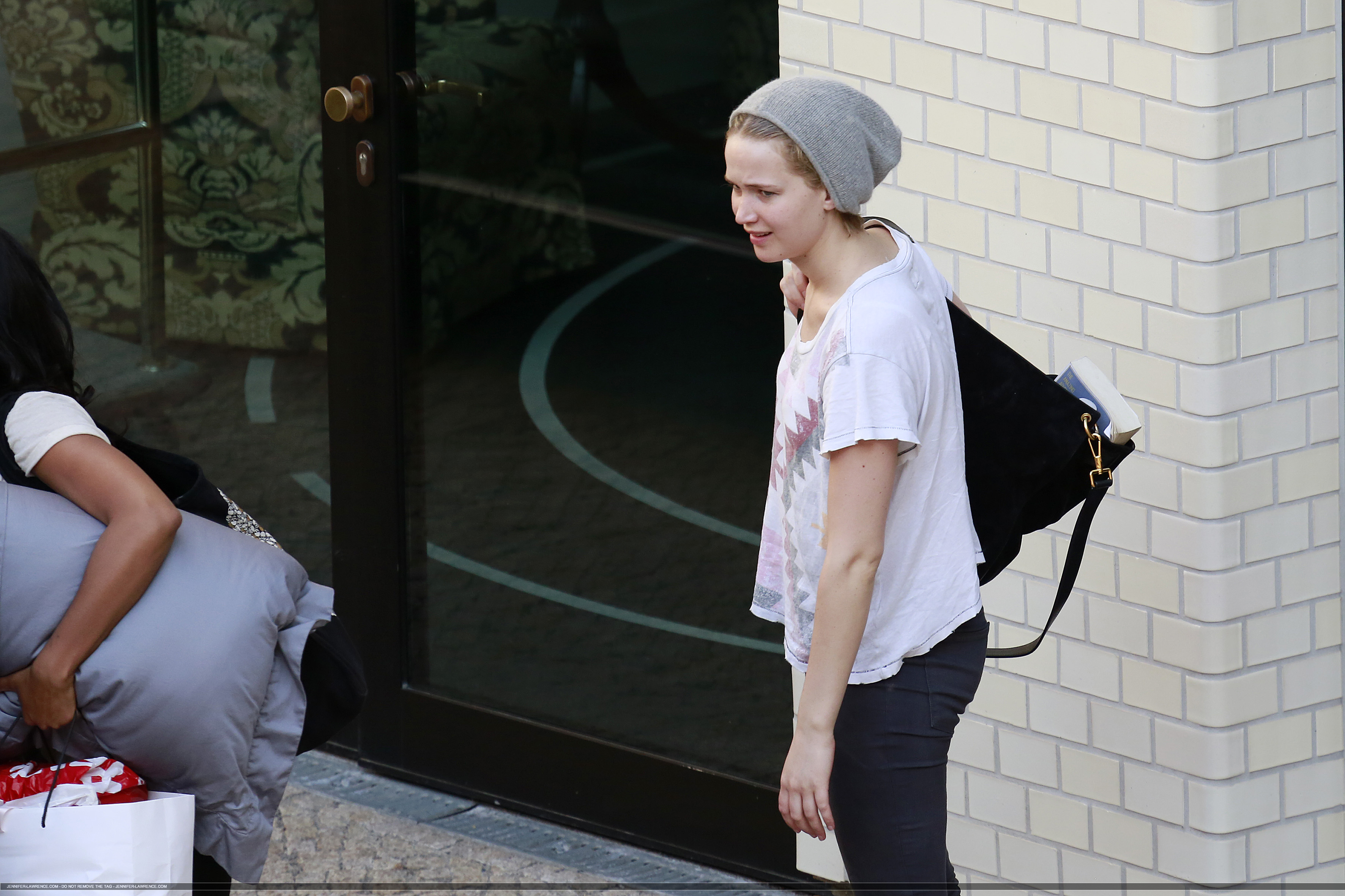 May_22_-_Arriving_at_her_hotel_in_Berlin_28129.png