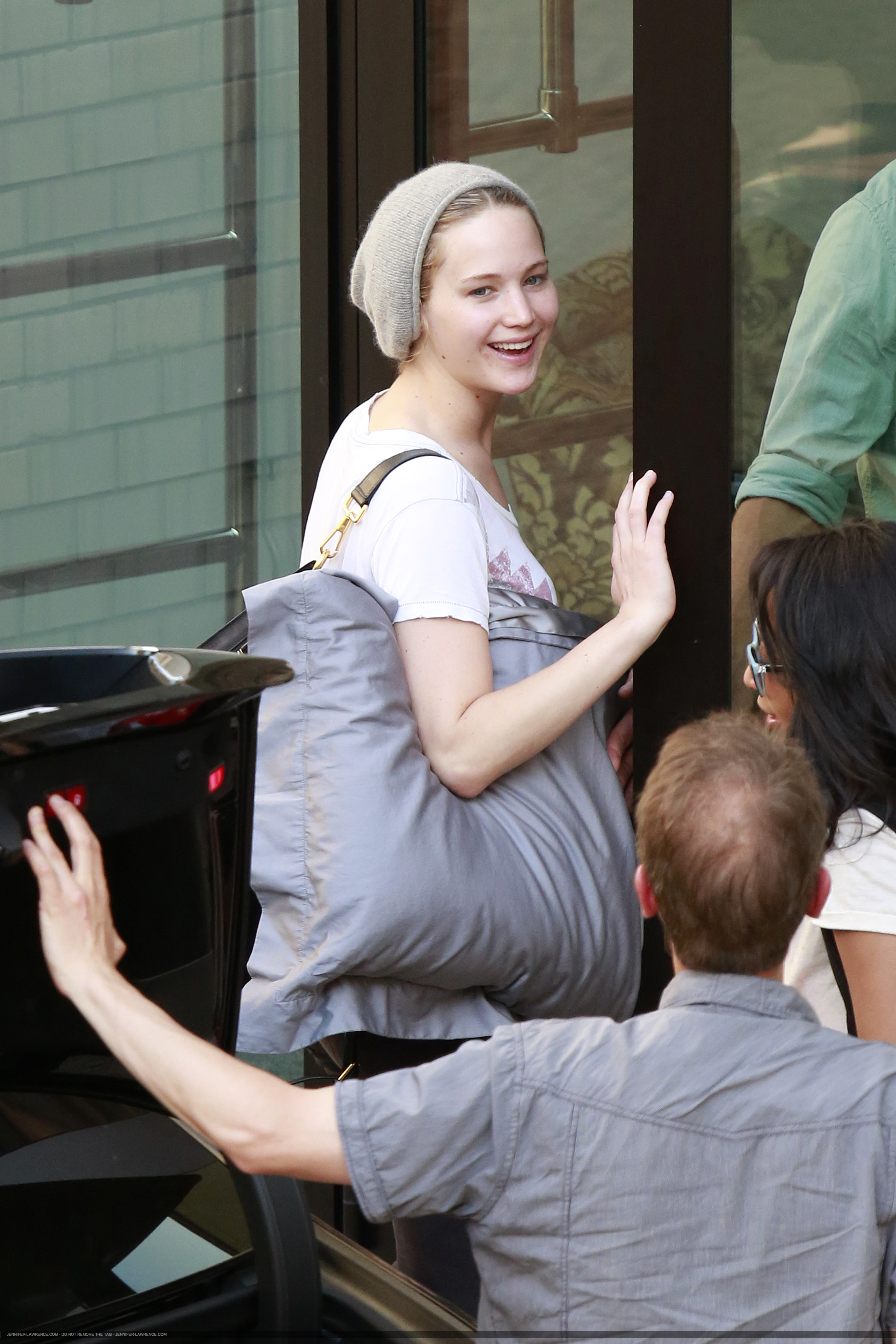 May_22_-_Arriving_at_her_hotel_in_Berlin_28229.png