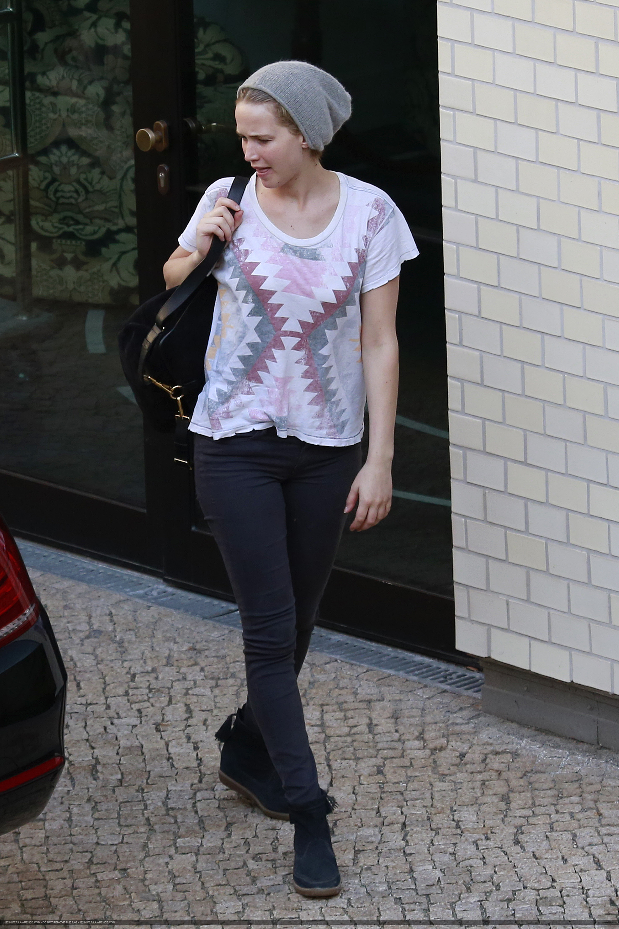 May_22_-_Arriving_at_her_hotel_in_Berlin_28329.png