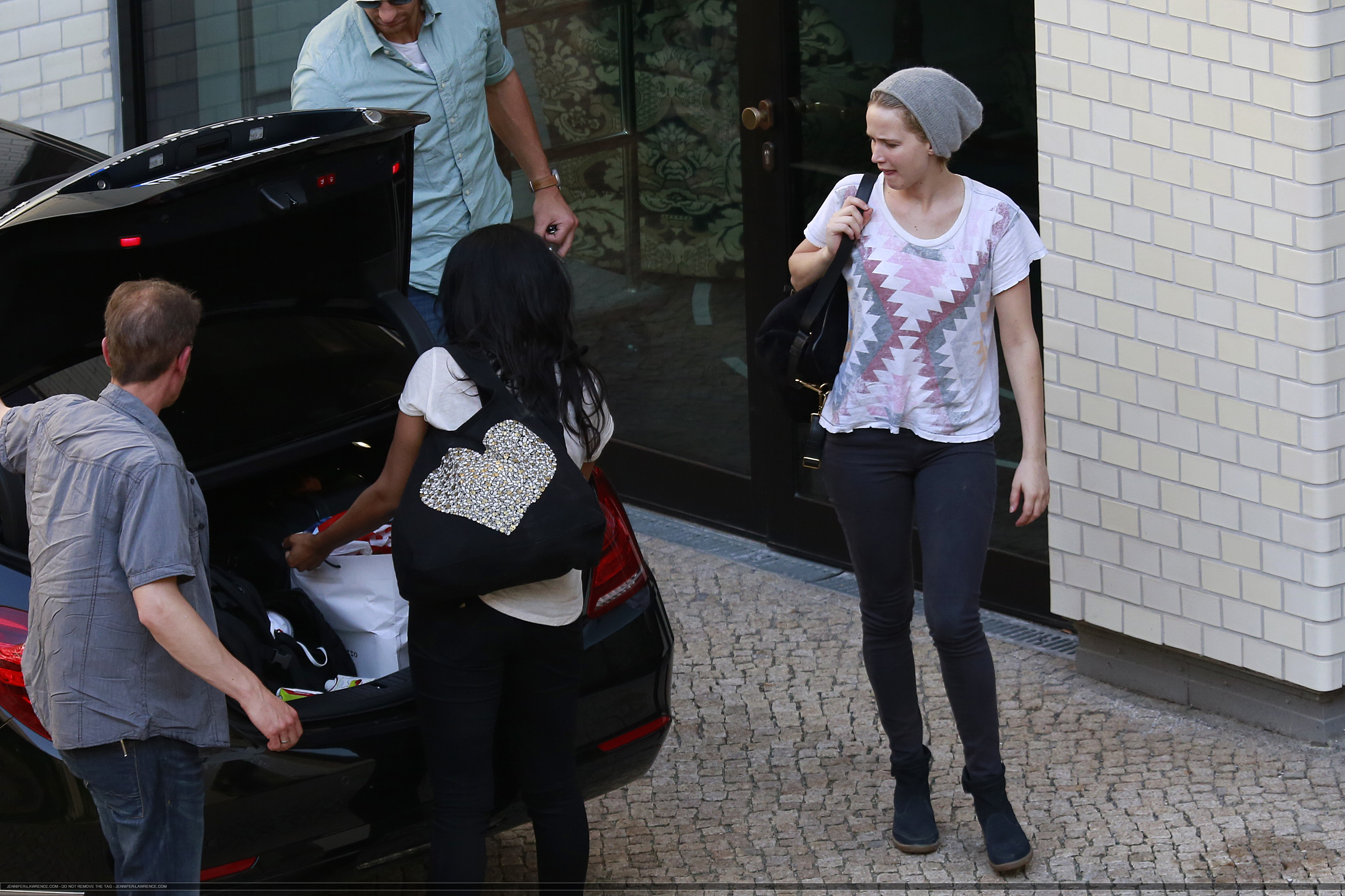 May_22_-_Arriving_at_her_hotel_in_Berlin_28429.png