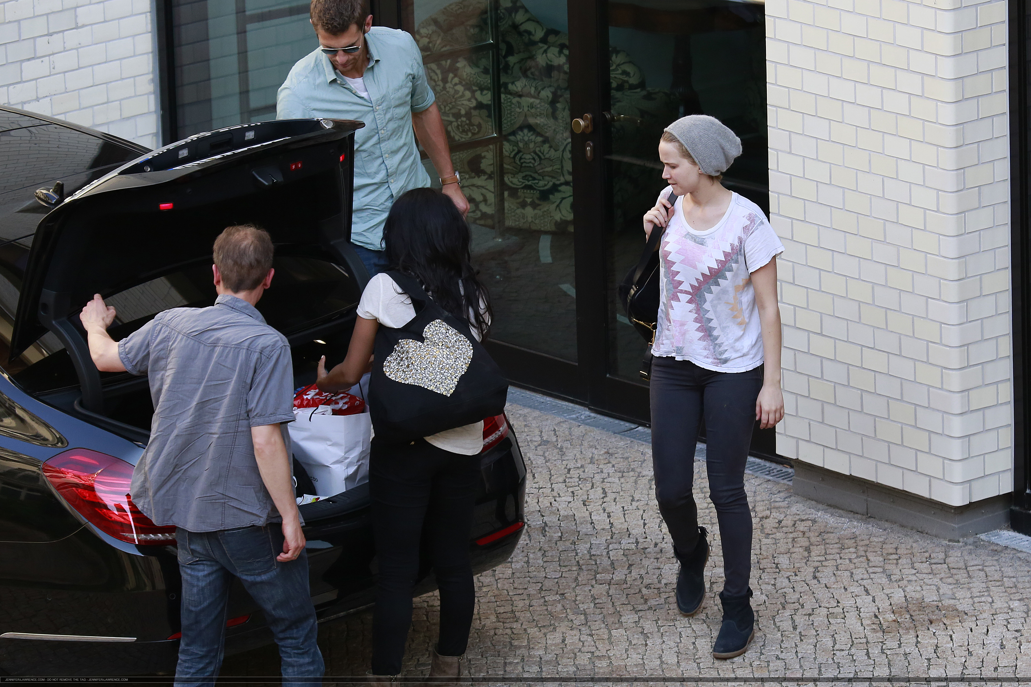 May_22_-_Arriving_at_her_hotel_in_Berlin_28529.png