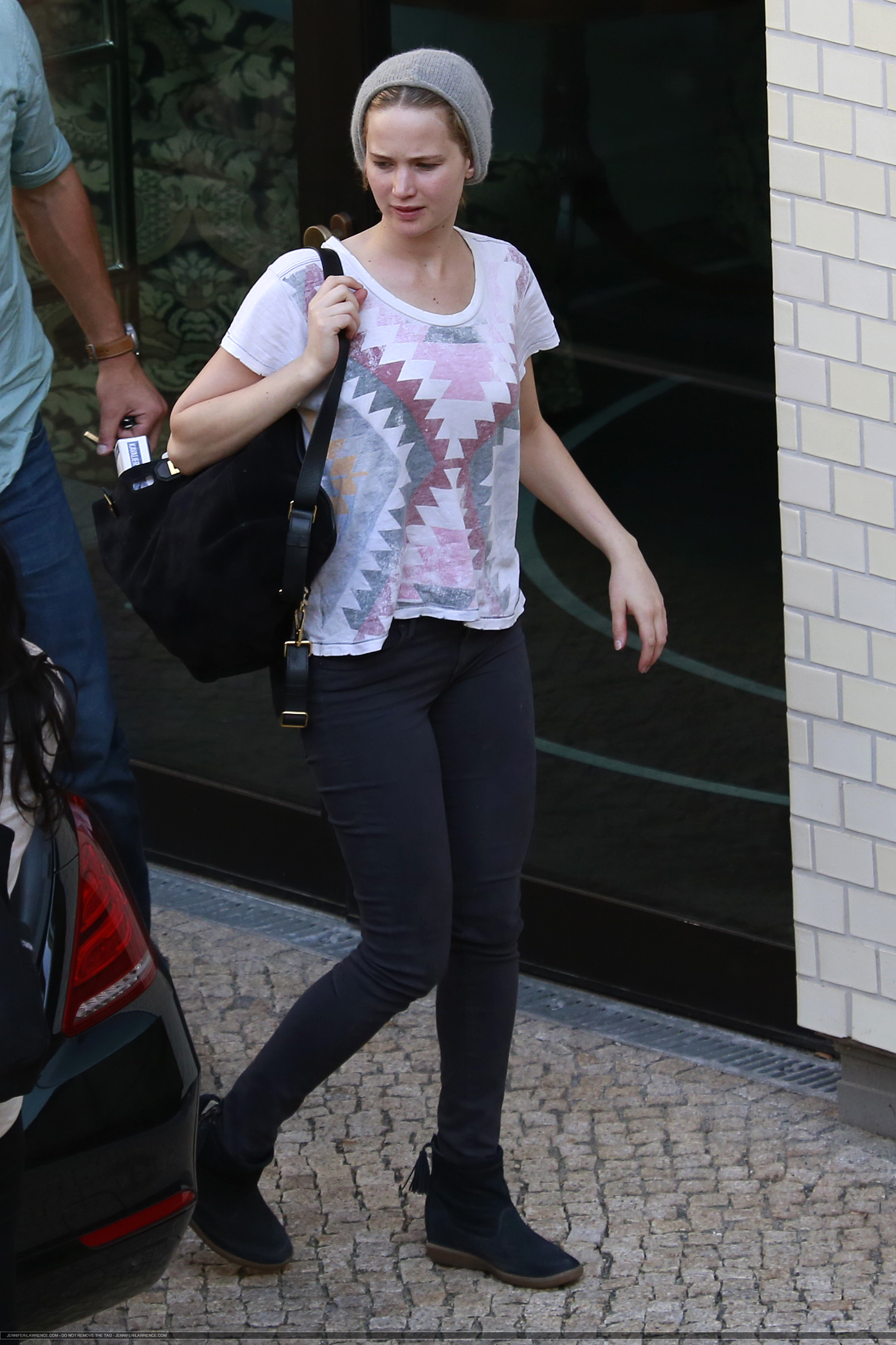 May_22_-_Arriving_at_her_hotel_in_Berlin_28629.png