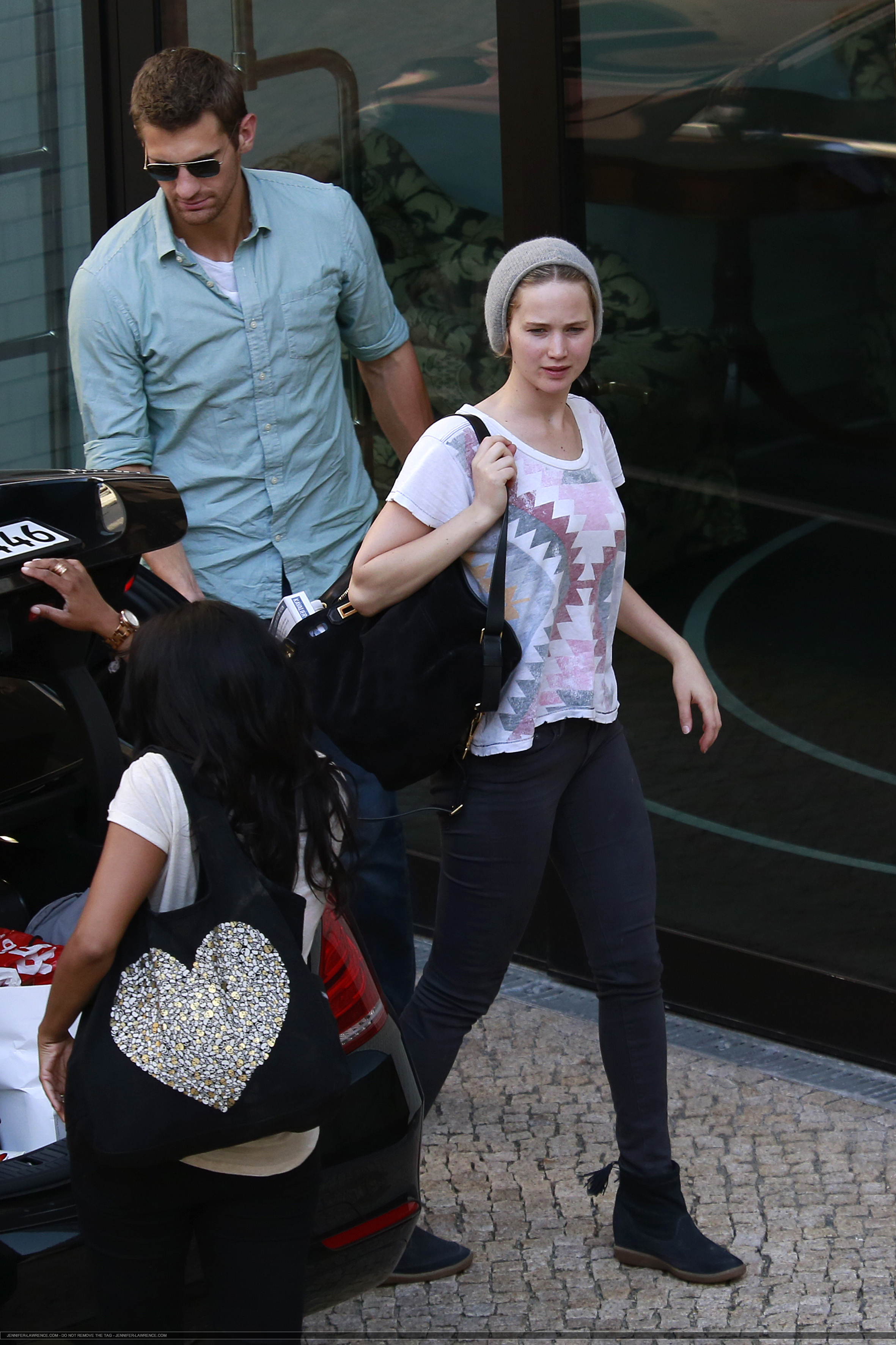 May_22_-_Arriving_at_her_hotel_in_Berlin_28729.png