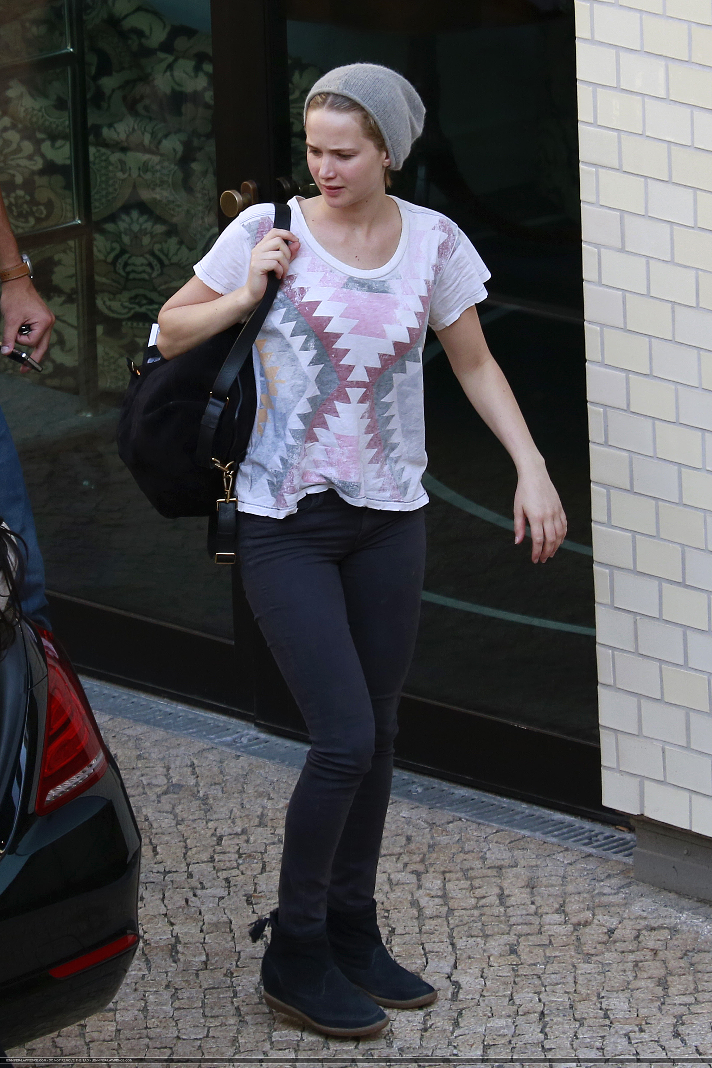 May_22_-_Arriving_at_her_hotel_in_Berlin_28829.png