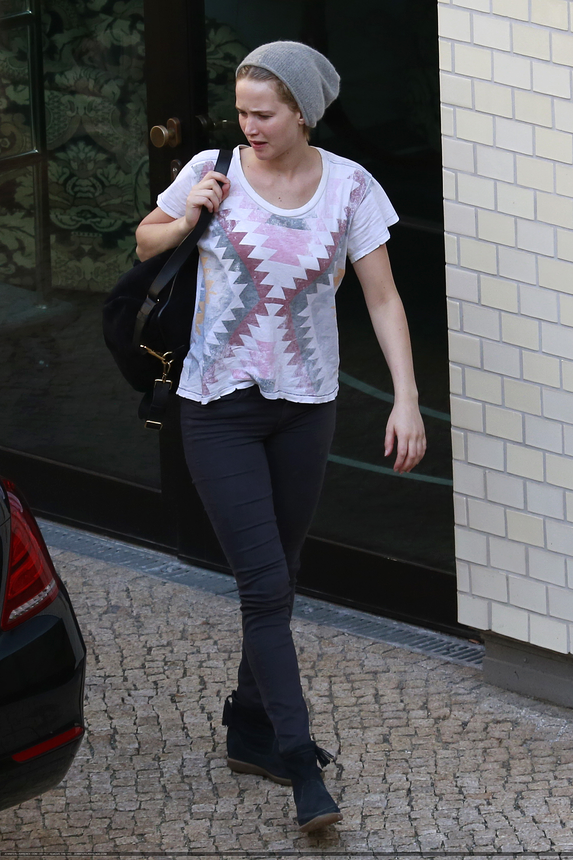 May_22_-_Arriving_at_her_hotel_in_Berlin_28929.png