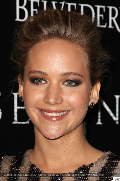 A_March_21_-_Attends_a_screening_of___Serena___281029.JPG