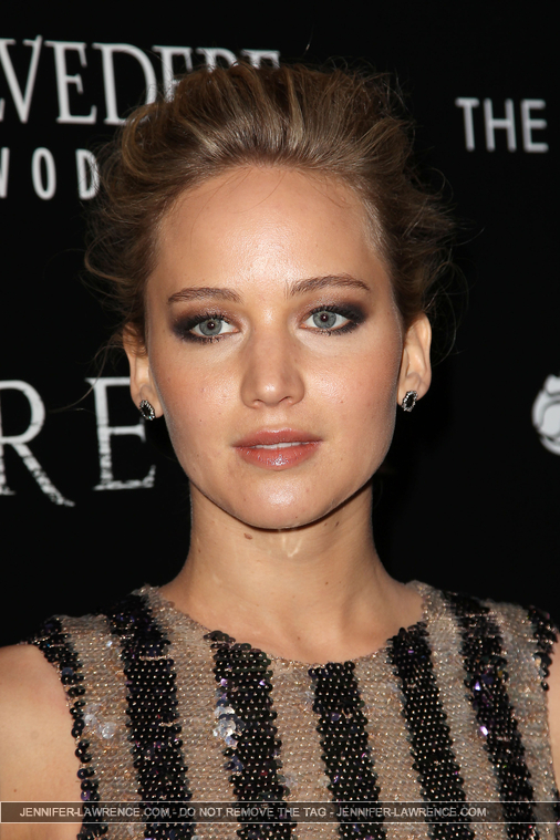 A_March_21_-_Attends_a_screening_of___Serena___281229.JPG