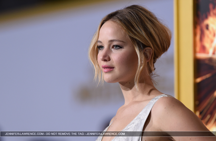 Aa_November_17_-__Mockingjay_Part_1__Premiere_in_Los_Angeles_2816329.jpg