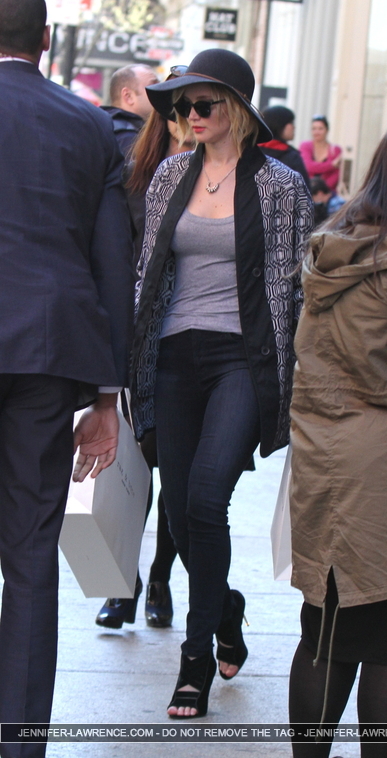April_21_-__Out_shopping_in_NYC_at_the_store_Rag_and_Bone_28429.jpg