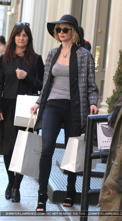 April_21_-__Out_shopping_in_NYC_at_the_store_Rag_and_Bone_28629.jpg