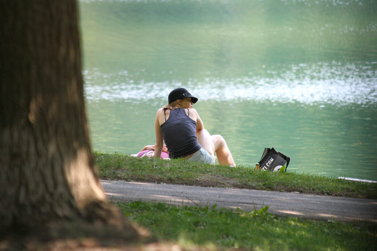 August_20_-_Jennifer_Lawrence___Nicholas_Hoult_at_Park_Lafontaine_in_Montreal_284629.jpg