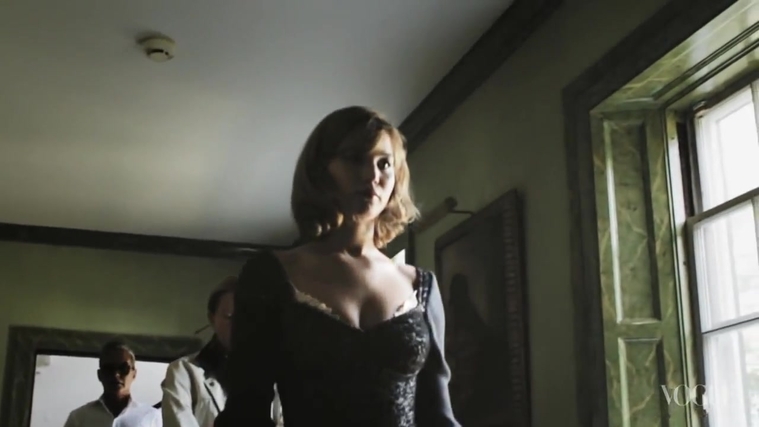 Behind_the_Scenes_with_Jennifer_Lawrence_on_Her_Cover_Shoot_-_Vogue_Diaries_041.jpg