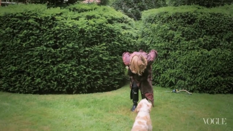 Behind_the_Scenes_with_Jennifer_Lawrence_on_Her_Cover_Shoot_-_Vogue_Diaries_118.jpg