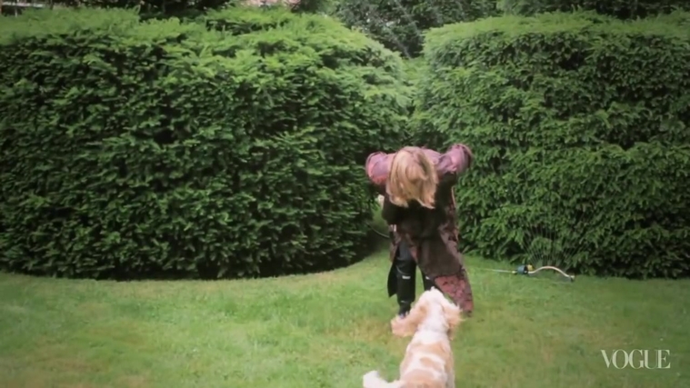 Behind_the_Scenes_with_Jennifer_Lawrence_on_Her_Cover_Shoot_-_Vogue_Diaries_119.jpg
