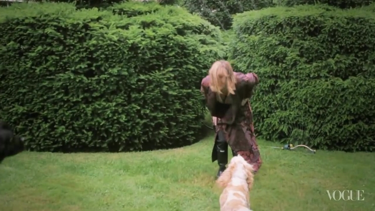 Behind_the_Scenes_with_Jennifer_Lawrence_on_Her_Cover_Shoot_-_Vogue_Diaries_120.jpg