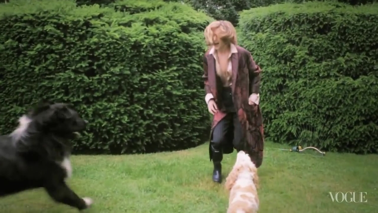 Behind_the_Scenes_with_Jennifer_Lawrence_on_Her_Cover_Shoot_-_Vogue_Diaries_122.jpg