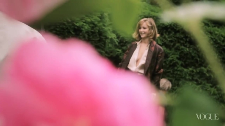 Behind_the_Scenes_with_Jennifer_Lawrence_on_Her_Cover_Shoot_-_Vogue_Diaries_128.jpg