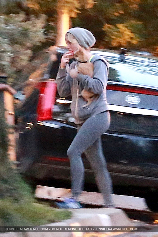 December_12_-_Arriving_at_Gabe_Polsky_s_home_in_Beverly_Hills_282229.jpg