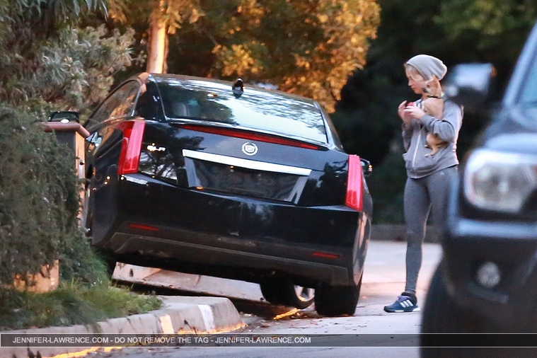 December_12_-_Arriving_at_Gabe_Polsky_s_home_in_Beverly_Hills_282829.jpg