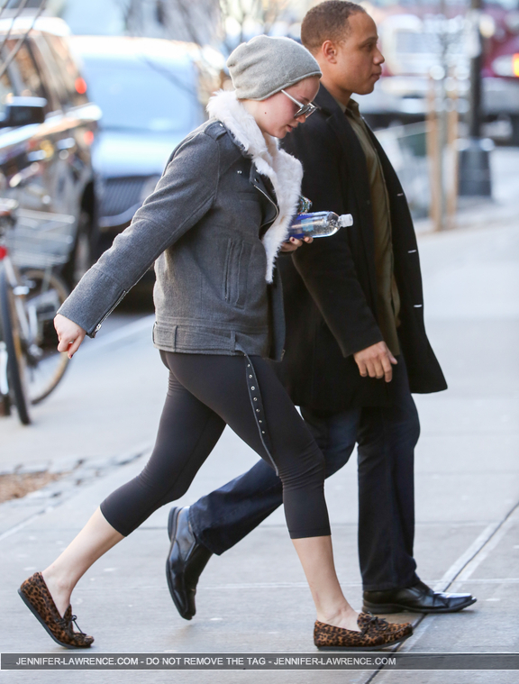 December_15_-_Returning_to_her_hotel_after_doing_some_work_out_at_the_gym_in_New_York_281229.jpg