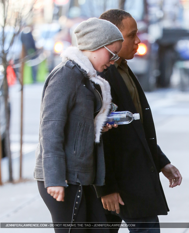 December_15_-_Returning_to_her_hotel_after_doing_some_work_out_at_the_gym_in_New_York_281329.jpg