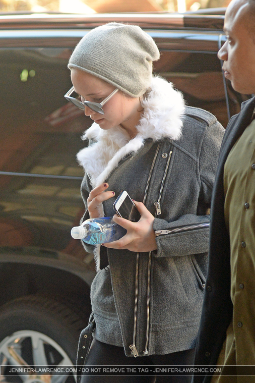 December_15_-_Returning_to_her_hotel_after_doing_some_work_out_at_the_gym_in_New_York_281729.jpg