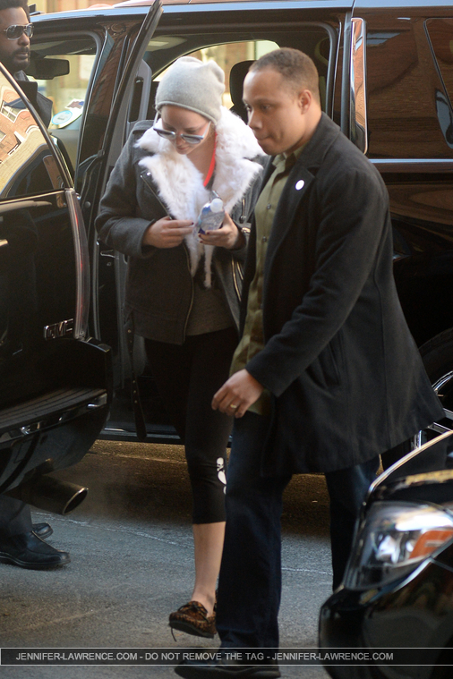 December_15_-_Returning_to_her_hotel_after_doing_some_work_out_at_the_gym_in_New_York_282129.jpg