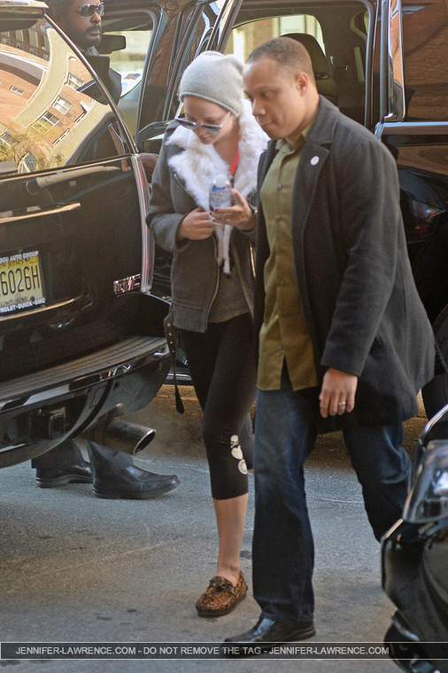 December_15_-_Returning_to_her_hotel_after_doing_some_work_out_at_the_gym_in_New_York_282229.jpg