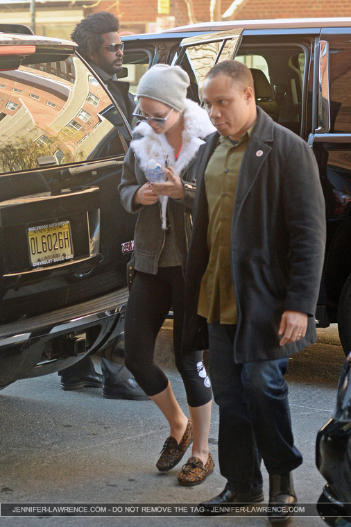 December_15_-_Returning_to_her_hotel_after_doing_some_work_out_at_the_gym_in_New_York_282329.jpg