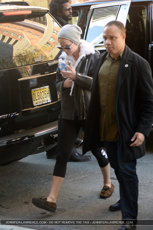 December_15_-_Returning_to_her_hotel_after_doing_some_work_out_at_the_gym_in_New_York_282429.jpg