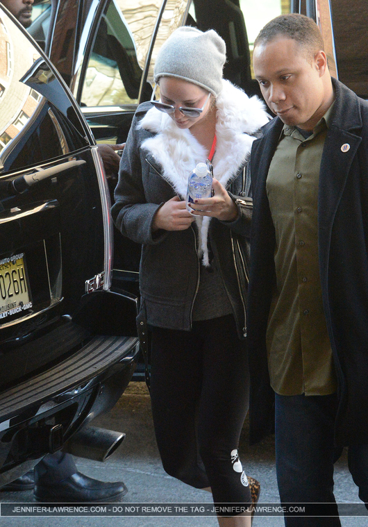 December_15_-_Returning_to_her_hotel_after_doing_some_work_out_at_the_gym_in_New_York_28329.jpg