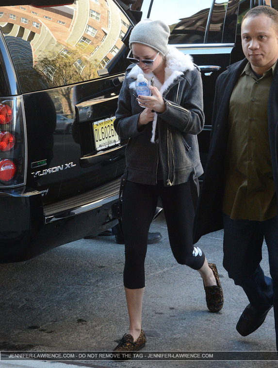 December_15_-_Returning_to_her_hotel_after_doing_some_work_out_at_the_gym_in_New_York_28429.jpg