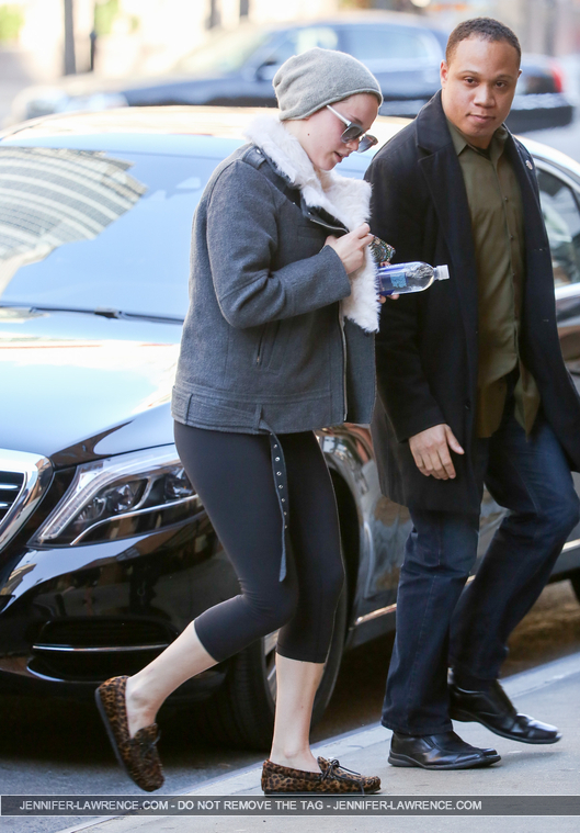 December_15_-_Returning_to_her_hotel_after_doing_some_work_out_at_the_gym_in_New_York_28829.jpg
