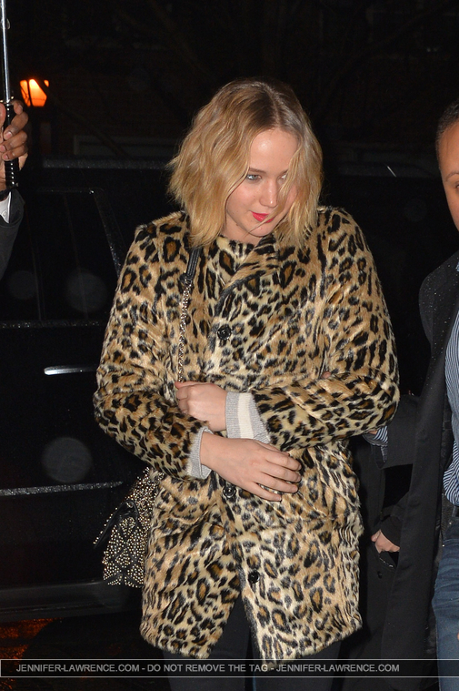 December_16_-_Returning_to_her_Tribeca_hotel_after_watching__The_Elephant_Man__on_Broadway_in_New_York_28329.jpg