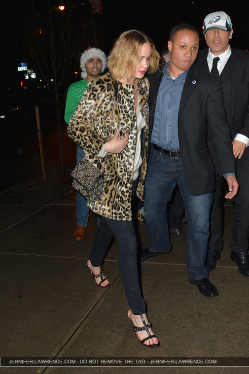 December_16_-_Returning_to_her_Tribeca_hotel_after_watching__The_Elephant_Man__on_Broadway_in_New_York_28629.jpg