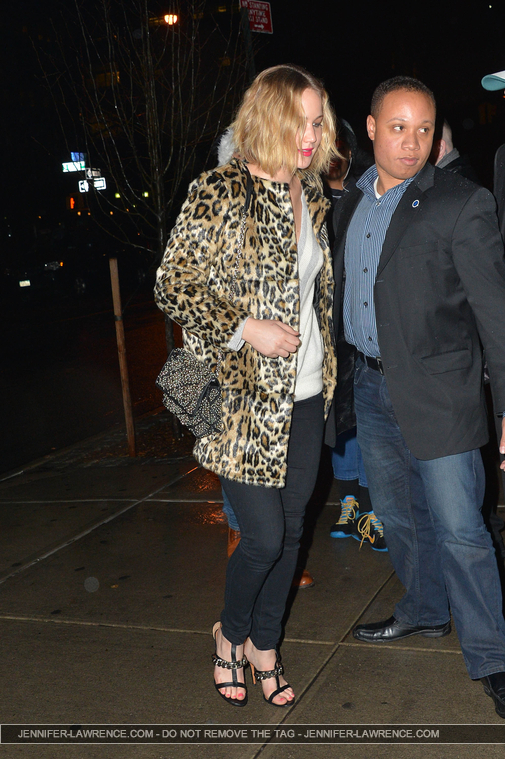 December_16_-_Returning_to_her_Tribeca_hotel_after_watching__The_Elephant_Man__on_Broadway_in_New_York_28829.jpg