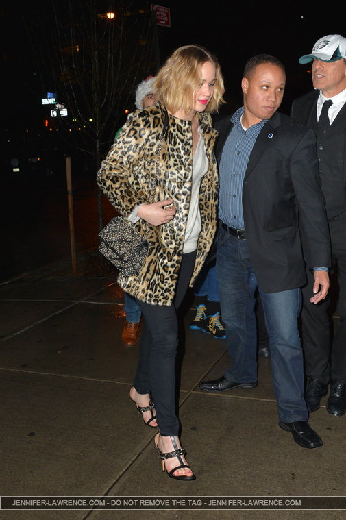 December_16_-_Returning_to_her_Tribeca_hotel_after_watching__The_Elephant_Man__on_Broadway_in_New_York_28929.jpg