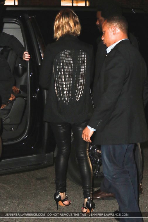 December_17_-_Arriving_with_her_friend_to_dinner_at_Mulino_in_the_West_Village2C_New_York_281129.jpg