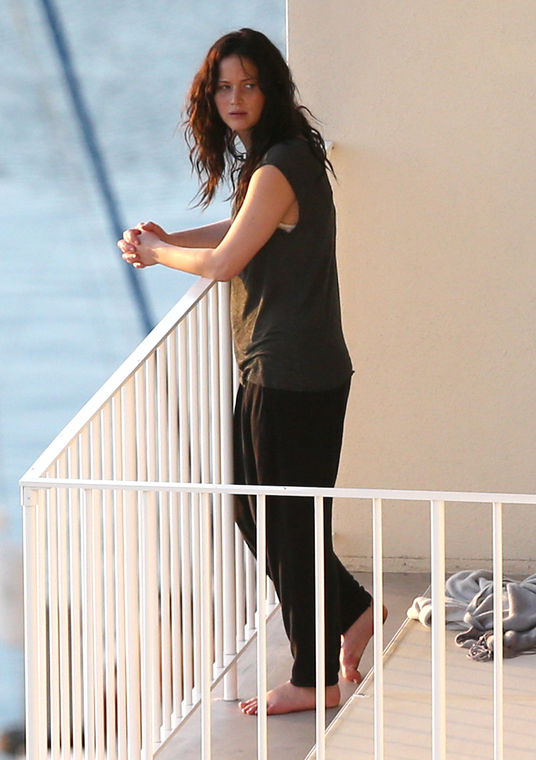 February_27_-_Jennifer_Lawrence_is_seen_enjoying_the_view_from_her_hotel_room_in_Hawaii_283329.jpg