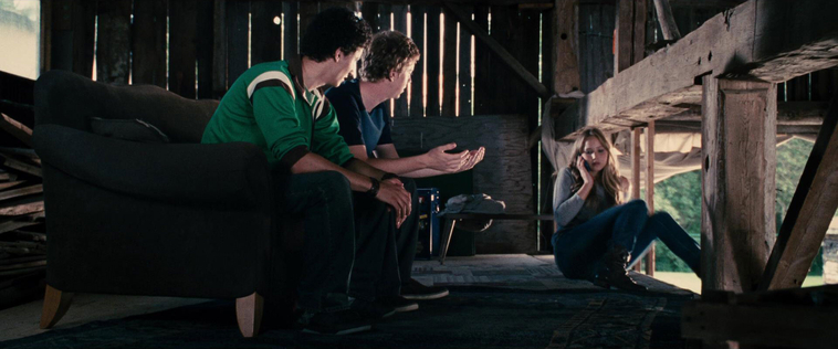 House_at_the_End_of_the_Street__28129329.jpg