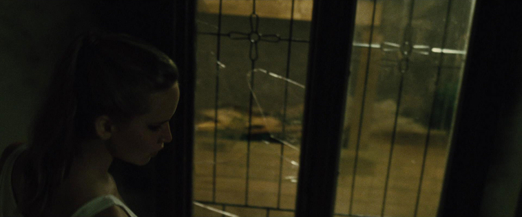 House_at_the_End_of_the_Street__28143229.jpg