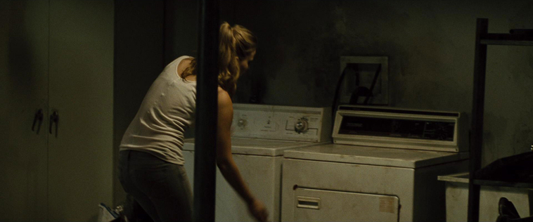 House_at_the_End_of_the_Street__28145929.jpg
