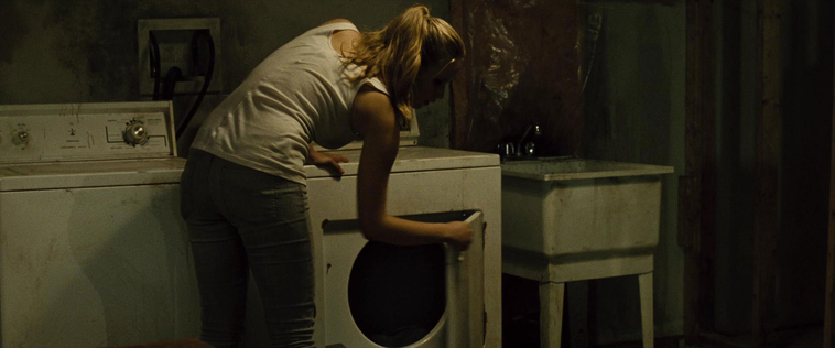 House_at_the_End_of_the_Street__28146029.jpg
