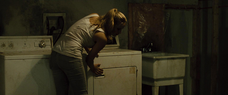 House_at_the_End_of_the_Street__28146129.jpg