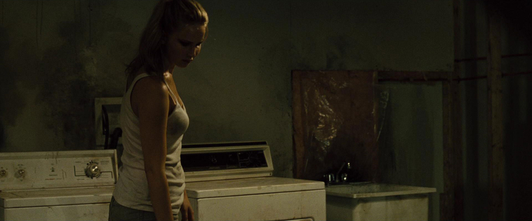 House_at_the_End_of_the_Street__28146429.jpg