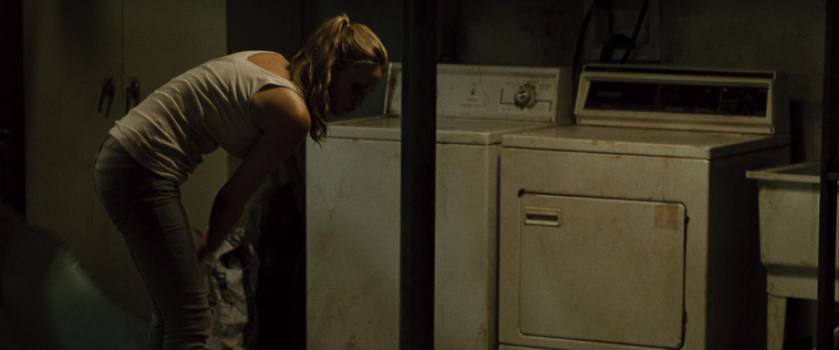House_at_the_End_of_the_Street__28147029.jpg