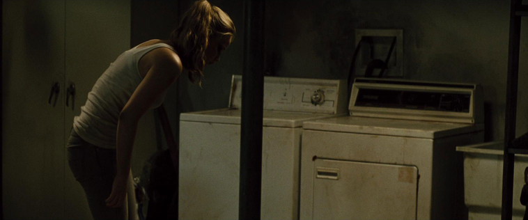 House_at_the_End_of_the_Street__28147129.jpg